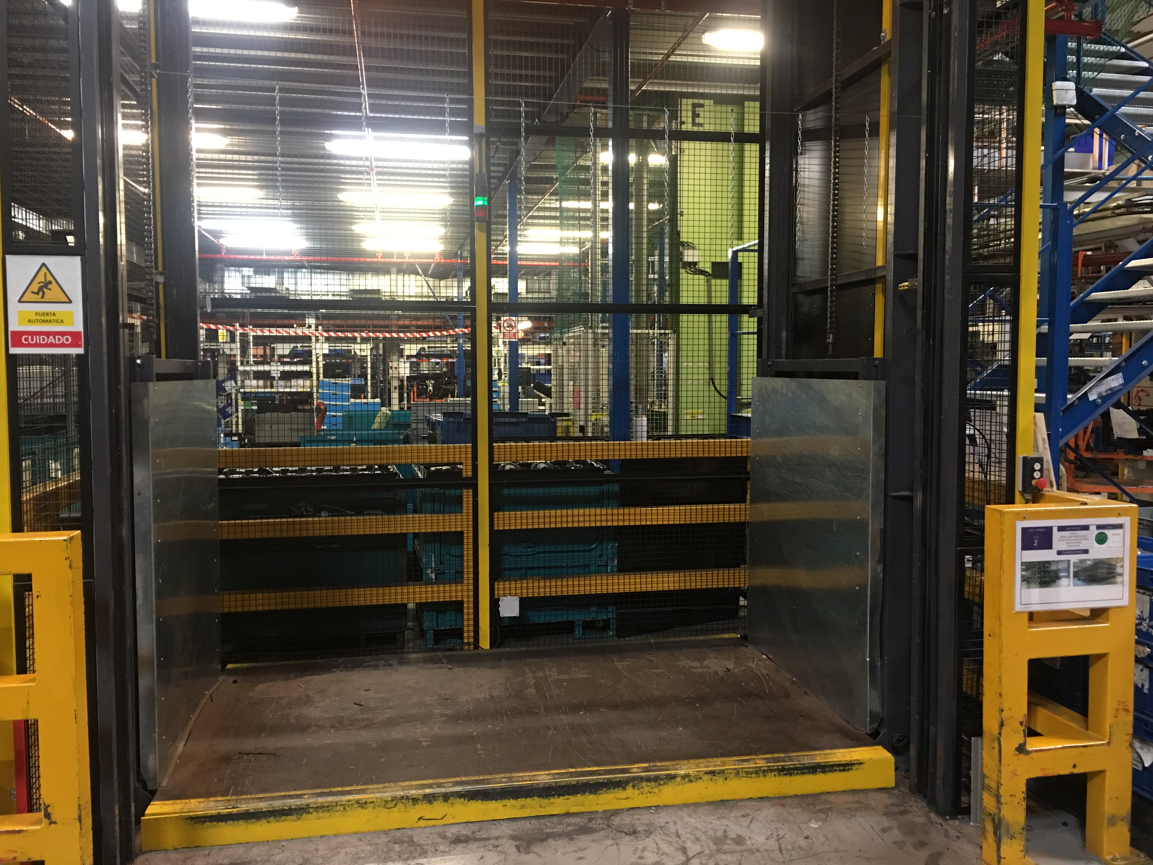 MONTACARGAS CON PUERTAS AUTOMATICAS